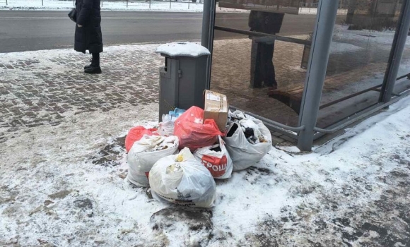 Вінничани залишали побутові відходи на зупинках громадського транспорту Вінничани залишали побутові відходи на зупинках громадського транспорту