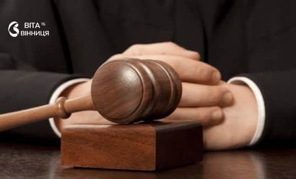 Вінничанин наставив синців власній матері під час сварки — суд обмежився штрафом Вінничанин наставив синців власній матері під час сварки — суд обмежився штрафом