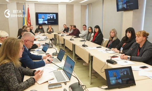 Вінницька міська рада на нараді обговорює плани розвитку міста та інвестиційні проєкти за столом Вінницька міська рада на нараді обговорює плани розвитку міста та інвестиційні проєкти за столом