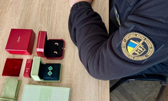 Вінницькі митники зупинили авто іноземця, який не задекларував прикраси від Cartier Вінницькі митники зупинили авто іноземця, який не задекларував прикраси від Cartier