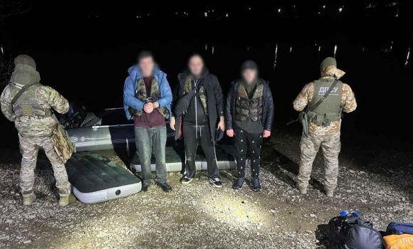Вінницькі прикордонники затримали порушників на надувних матрацах Вінницькі прикордонники затримали порушників на надувних матрацах