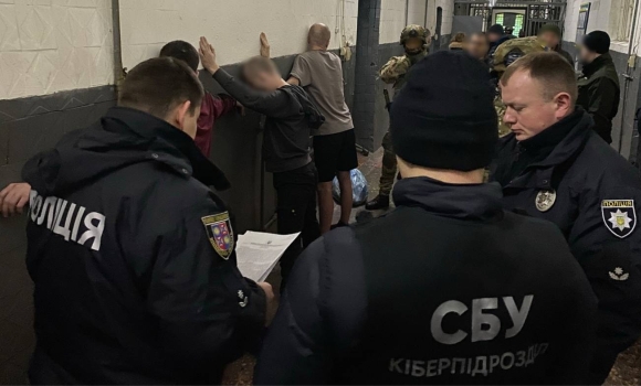 Вінницькі шахраї щоб виманити гроші, ув'язнені видавали себе за працівників банку Вінницькі шахраї щоб виманити гроші, ув'язнені видавали себе за працівників банку