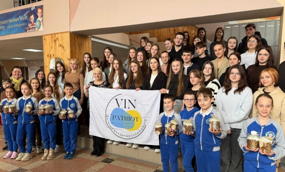 Вінницькі школярі передали великодні пакунки захисникам у лікарнях Вінницькі школярі передали великодні пакунки захисникам у лікарнях