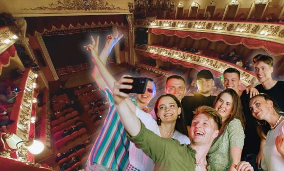 Вінницький драмтеатр потерпає від випускних фотосесій Вінницький драмтеатр потерпає від випускних фотосесій