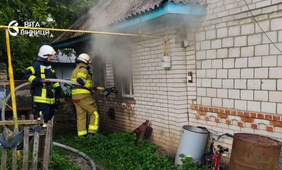 Вогняна доба на Вінниччині житлові будинки й вантажівка з дровами, що загорілась на трасі Вогняна доба на Вінниччині житлові будинки й вантажівка з дровами, що загорілась на трасі