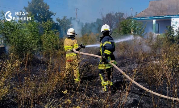 Вогонь пошкодив господарські будівлі у двох селах Вінниччини Вогонь пошкодив господарські будівлі у двох селах Вінниччини