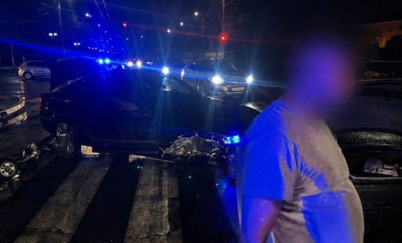 Ввечері у Вінниці на вул.Брацлавській п’яний водій BMW врізався в огорожу Ввечері у Вінниці на вул.Брацлавській п’яний водій BMW врізався в огорожу