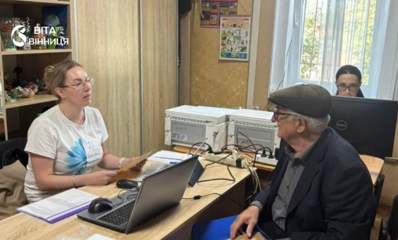 Вибиті вікна, понівечені дахи мобільні адміністратори допомагають постраждалим вінничанам Вибиті вікна, понівечені дахи мобільні адміністратори допомагають постраждалим вінничанам