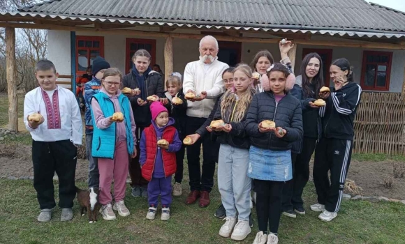 Жива традиція зустрічі весни на Вінниччині діти випікали «жайворонків» Жива традиція зустрічі весни на Вінниччині діти випікали «жайворонків»
