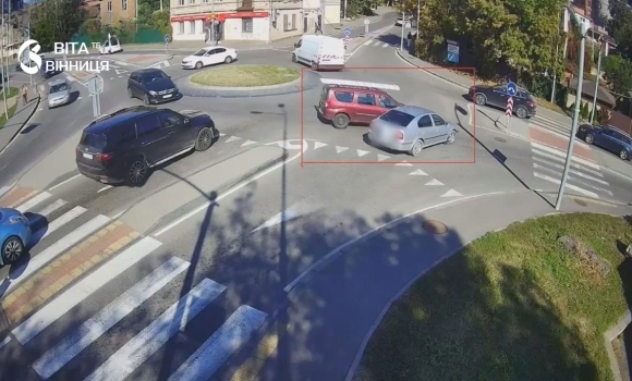 Зіткнення двох авто в центрі Вінниці потрапило на камери спостереження Зіткнення двох авто в центрі Вінниці потрапило на камери спостереження