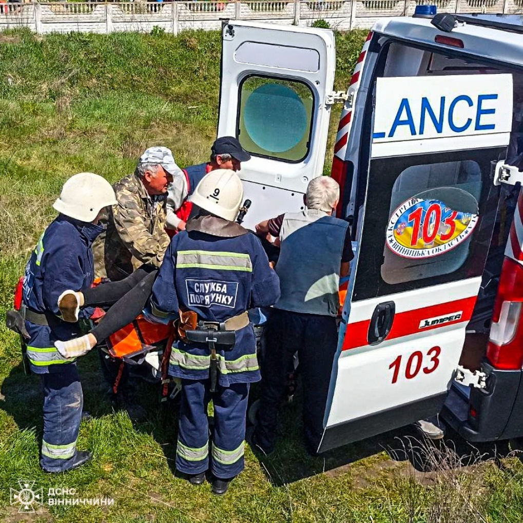 На Вінниччині через зіткнення з тепловозом загинув водій авто, пасажирка в лікарні